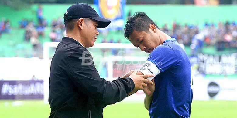 Pelatih Arema FC, Joko Susilo (kiri), membantu memasang ban kapten ke lengan Dendi Santoso dalam laga ujicoba melawan PSIS Semarang di Stadion Gajayana Malang, Jawa Timur, Kamis (04/01/2017) sore.