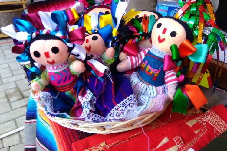 Boneka khas Meksiko di booth Kedutaan Besar Meksiko pada Festival De Loco.