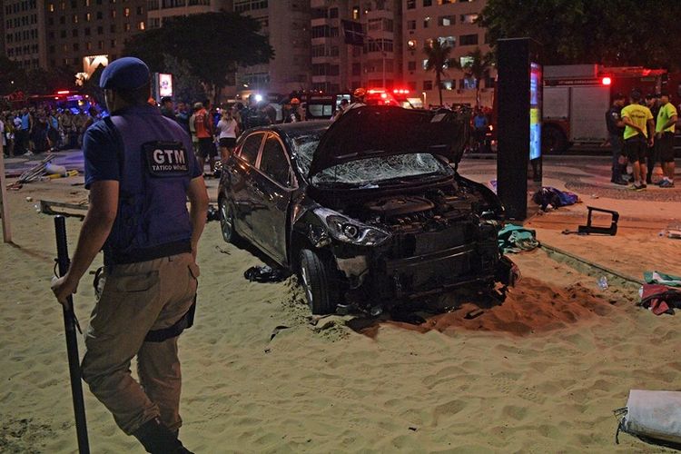 Kecelakaan mobil digambarkan di pantai Copacabana, Rio de Janeiro, Brasil, Kamis (18/1/2018). (AFP/Carl de Souza)
