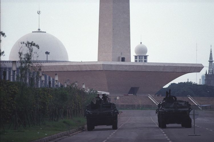 Kendaraan tempur milik TNI terlihat berjaga di Lapangan Monumen Nasional pada 20 Mei 1998, menjelang jatuhnya Soeharto.