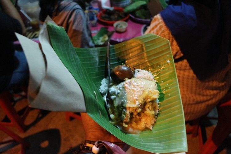 Seporsi nasi liwet dengan tambahan lauk berupa ayam kampung, telur rebus, dan ati ampela. Nasi liwet di Solo bisa ditemukan di beberapa daerah seperti Keprabon, Pasar Kliwon, Keraton Mangkunegaraan, dan juga di Laweyan.