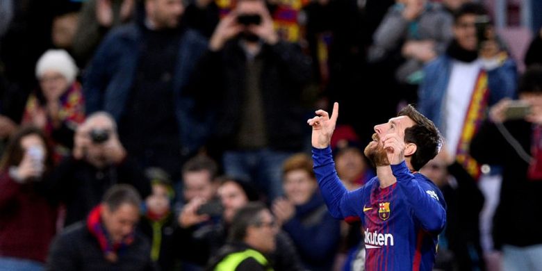 Megabintang FC Barcelona, Lionel Messi, merayakan gol yang dia cetak ke gawang Levante dalam laga Liga Spanyol di Stadion Camp Nou, Barcelona, pada 7 Januari 2018.