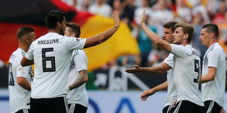 Penyerang Jerman, Timo Werner (kedua dari kanan), merayakan gol yang dicetak ke gawang Arab Saudi dalam laga persahabatan di Stadion BayArena, Leverkusen, Jerman pada 8 Juni 2018.
