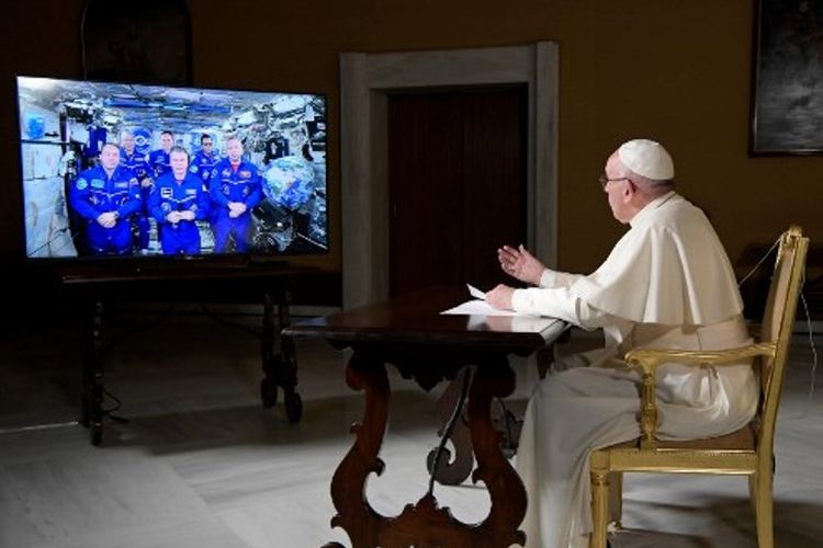 Paus Fransiskus melakukan sambungan video dengan enam astronot yang tengah dalam misi di Stasiun Ruang Angkasa Internasional (ISS).