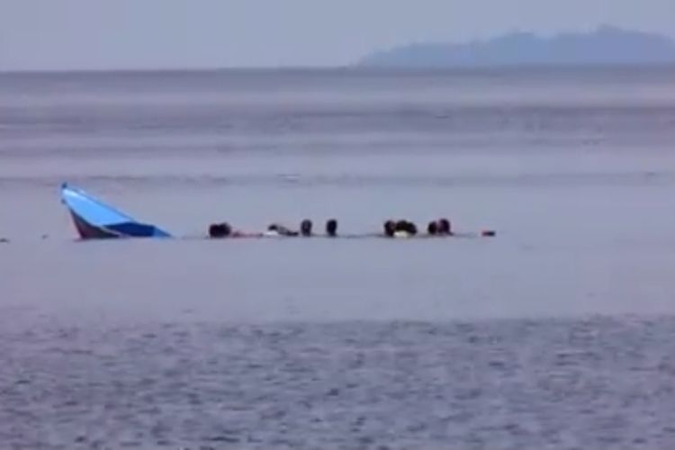 Sebuah perahu yang mengangkut 15 orang penumpang tenggelam di pantai Desa Rutah, Kecamatan Amahai, Kabupaten Maluku Tengah, Minggu (10/2/2019). Kecelakaan tersebut menyebabkan dua orang penumpang meninggal dunia.