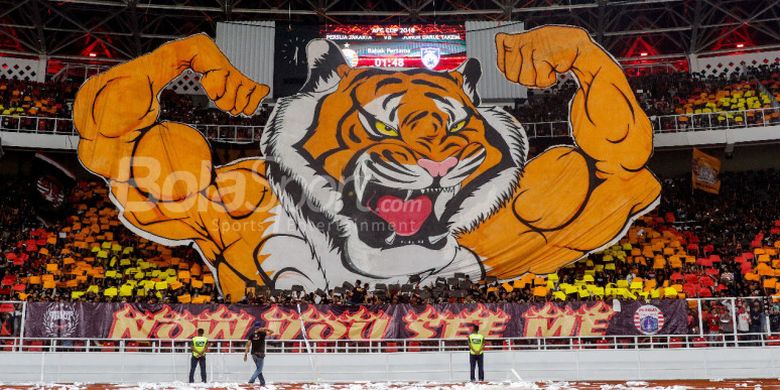 Koreografi pendukung Persija Jakarta atau The Jakmania dalam pertandingan kelima Grup H Piala AFC 2018 melawan Johor Darul Takzim di Stadion Utama Gelora Bung Karno, Selasa (10/4/2018). 