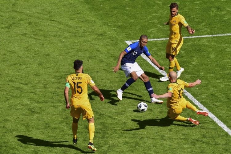 Penyerang Perancis, Kylian Mbappe, mencoba melewati para pemain bertahan Australia pada laga Piala Dunia 2018 di Kazan, 16 Juni 2018. 