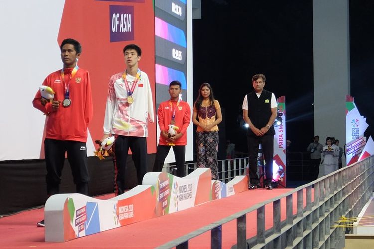Atlet para-renang Indonesia, Guntur dan Zaki Zulkarnain, mempersembahkan medali perak dan perunggu di nomor 100 meter gaya dada putra SB8 Asian Para Games 2018, Selasa.
