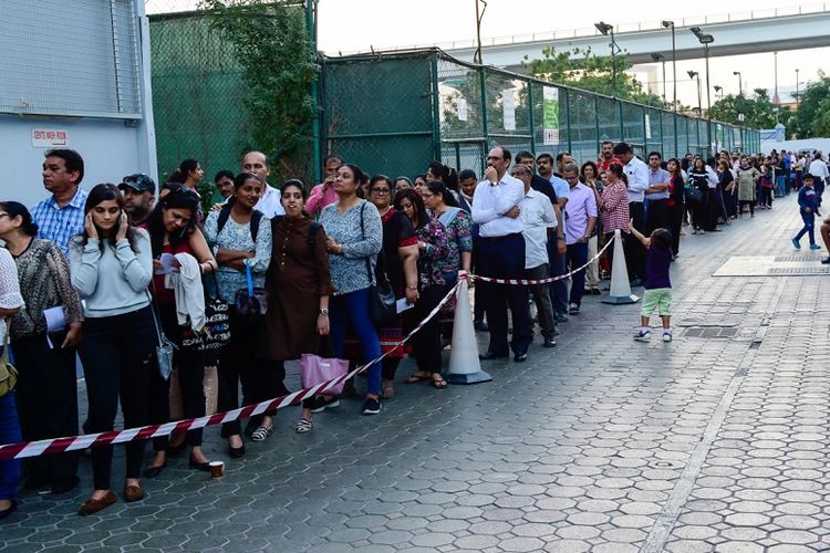 Ribuan umat Katolik di Dubai, Uni Emirat Arab rela antre berjam-jam di Gereja St Maria untuk mendapatkan tiket misa yang dipimpin Paus Fransiskus pada 5 Fabruari mendatang.