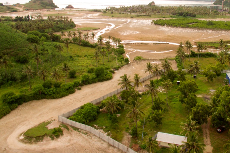 Foto udara menunjukkan kawasan pembangunan sirkuit MotoGP di Kawasan Ekonomi Khusus (KEK) Mandalika, Pantai Kute, Lombok Tengah.