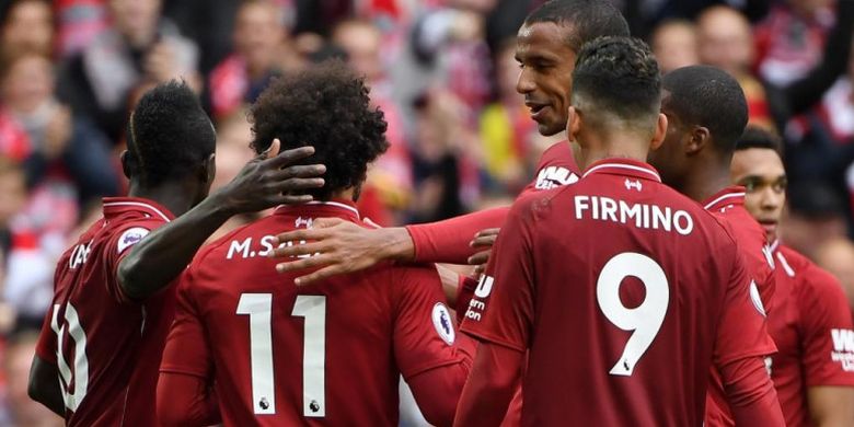 Para pemain Liverpool FC merayakan gol Mohamed Salah ke gawang Southampton dalam partai Liga Inggris di Stadion Anfield, Liverpool, 22 September 2018.
