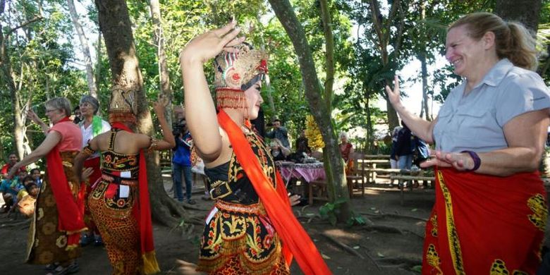 Wisatawan AS menari Gandrung di Desa Kemiren, Kecamatan Glagah, Kabupaten Banyuwangi, Jawa Timur, Rabu (31/8/2016).