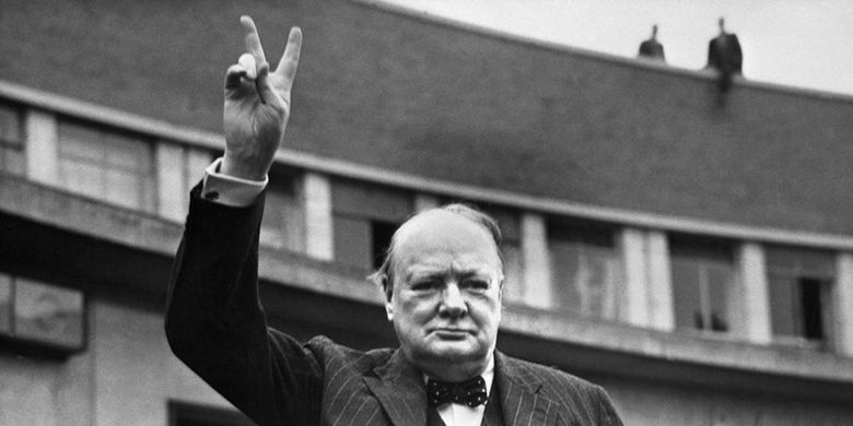 Mantan Perdana Menteri Inggris, Winston Churchill, memberikan tanda kemenangan