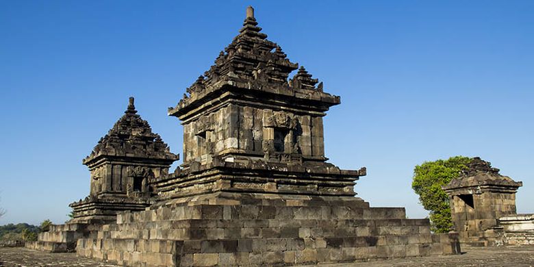 Terdapat dua bangunan candi yang bisa ditemukan di tingkat 3 kawasan Candi Barong.