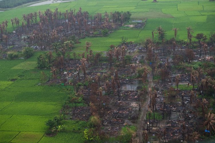 Foto udara yang diambil pada 27 September 2017 menunjukkan kondisi desa di dekat Maungdaw di utara Rakhine yang terbakar.