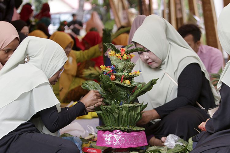 Peserta lomba merangkai sirih (suson ranup) dari 23 Kabupaten Kota di Aceh sedang merangkai sirih kreasi yang biasanya dibawa pada saat acara adat perkawinan di Aceh. Lomba suson ranup ini merupakan rangkaian acara Pekan Kebudayaan Aceh  (PKA) ke-7 yang berlangsung di Meusium Rumoh Aceh, di  Banda Aceh, Kamis (09/08/18). Dari seluruh kabupaten/kota di Aceh bentuk rangkaian sirih untuk hantaran dalam adat perkawinan bentuknya berbeda sesuai dengan daerah masing-masing.