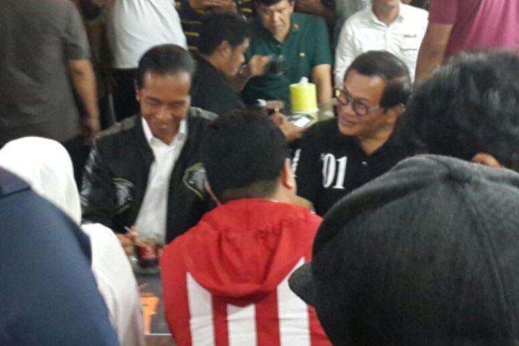Calon presiden nomor urut 01 Joko Widodo saat ngopi bareng di Sentra Kuliner Sriwijaya Taman Trunojoyo, Kota Malang, Senin (25/3/2019) malam