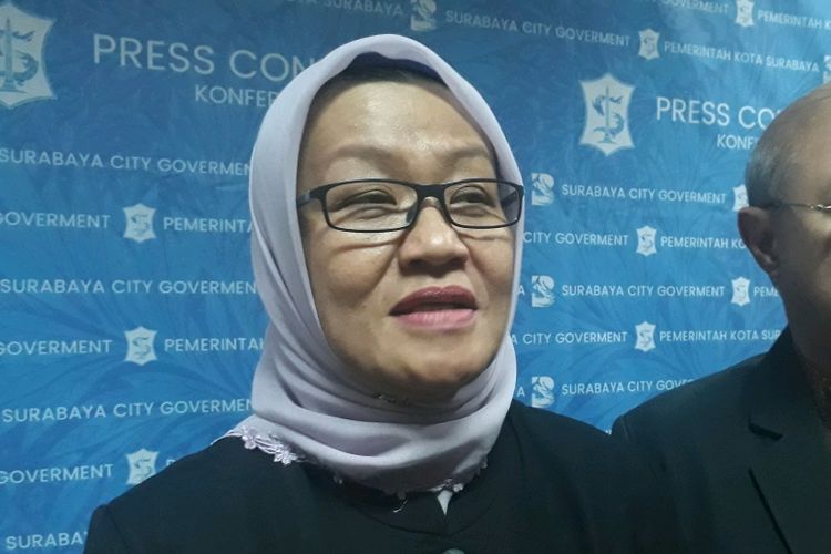 Plt Direktur Utama RSUD dr M Soewandhie Febria Rachmanita atau Feny saat menjelaskan mengenai kondisi Wali Kota Surabaya Tri Rismaharini, Selasa (25/6/2019). 