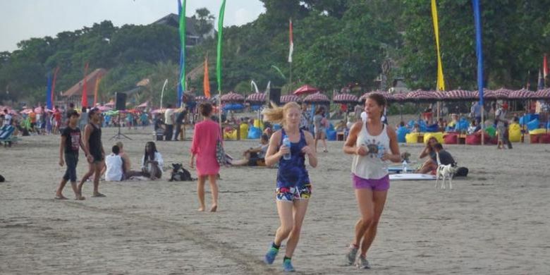 Wisatawan di Pantai Double Six, Seminyak, Bali, Minggu (6/4/2014).