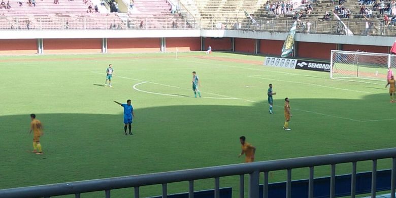 Suasana laga PSS Sleman kontra Bhayangkara FC pada uji coba di Stadion Maguwoharjo, Sleman pada Rabu (28/2/2018) sore.