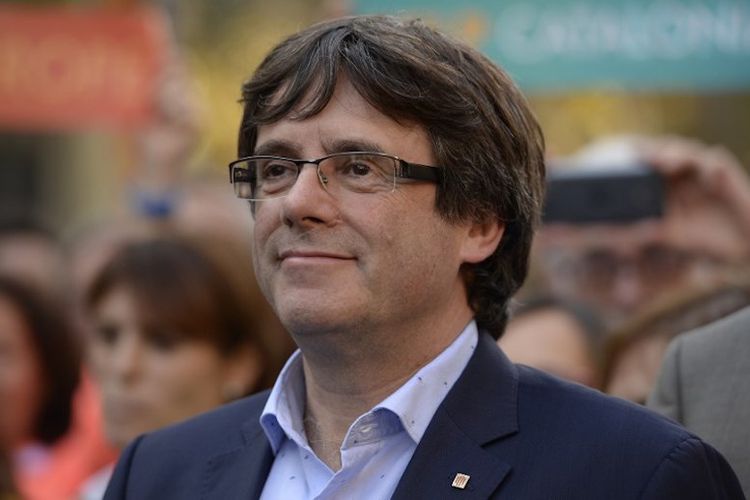 Presiden regional Catalonia Carles Puigdemont saat menghadiri demo di Barcelona pada 21 Oktober 2017.
