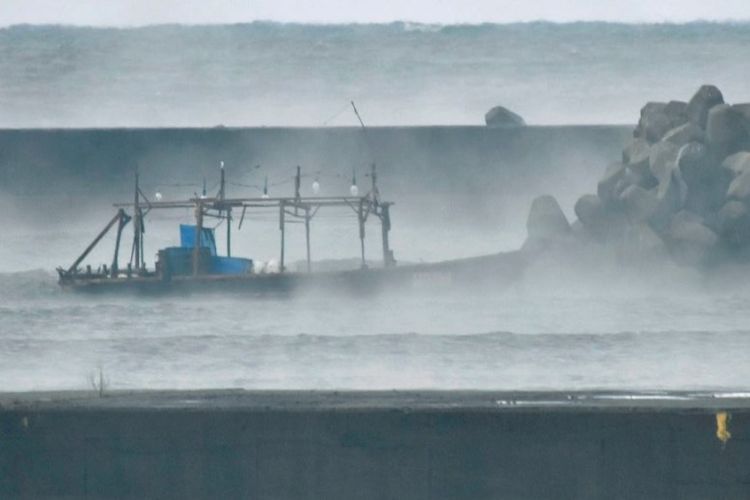 Kepolisian Jepang menemukan 8 nelayan asal Korea Utara yang mengalami kerusakan kapal, di pesisir barat laut Jepang, di dekat perairan Akita, pada Jumat (24/11/2017). (NST)