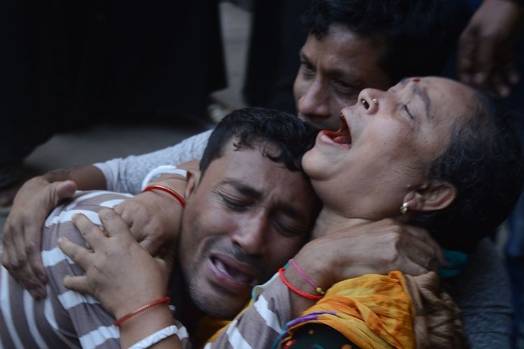 Keluarga korban menangisi anggota keluarga mereka yang meninggal akibat berdesak-desakan saat menghadiri upacara pemakaman politisi Bangladesh, Mohiuddin Chowdhury, di Chittagong, Senin (18/12/2017).