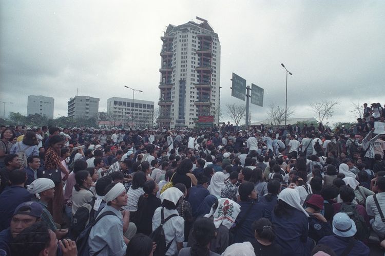 Mahasiswa Universitas Trisakti menuntut reformasi pada 12 Mei 1998. Aksi demonstrasi ini kemudian berujung tragedi.