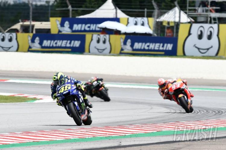 Valentino Rossi dibuntuti oleh Marc Marquez di GP Malaysia 2018.