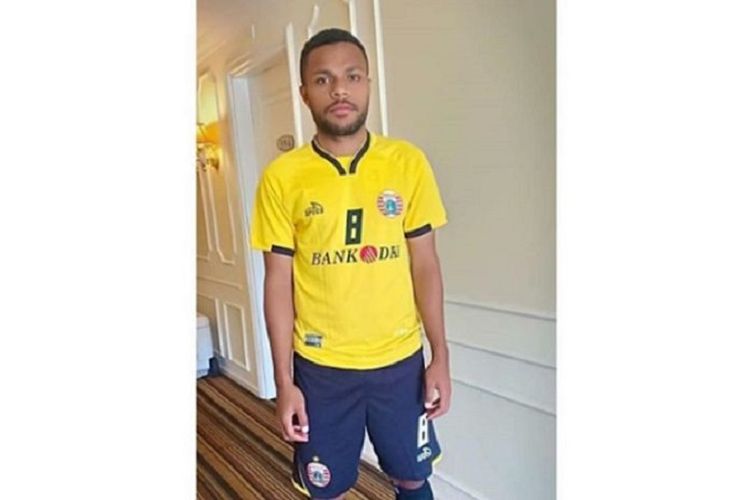 Gelandang Persija Jakarta, Yan Pieter Nasadit, menggunakan jersey baru berwarna kuning untuk Liga Champions Asia 2019
