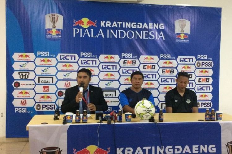 Asisten pelatih Tira Persikabo, Francis Wewengkang, melakukan presko selepas pertandingan melawan Persija Jakarta.
