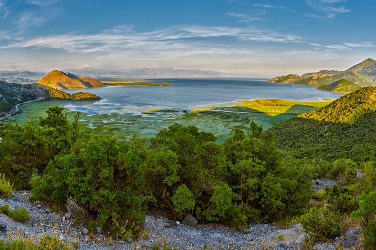 Danau Skadar di Perbatasan Albania dan Montenegro.