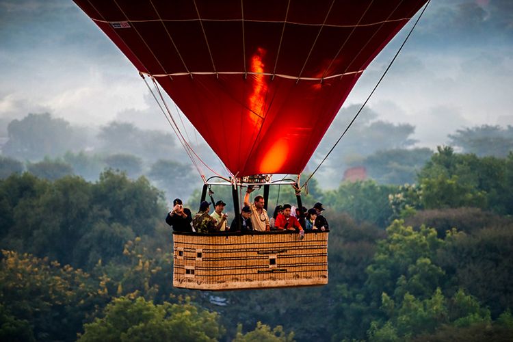 Naik Balon Udara di Bagan, Myanmar.