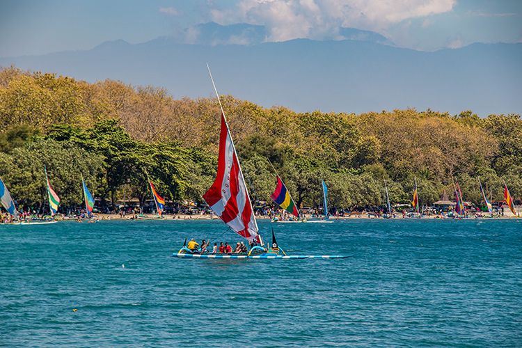 Perahu layar wisata yang menjadi keunikan di Pantai Pasir Putih Situbondo.