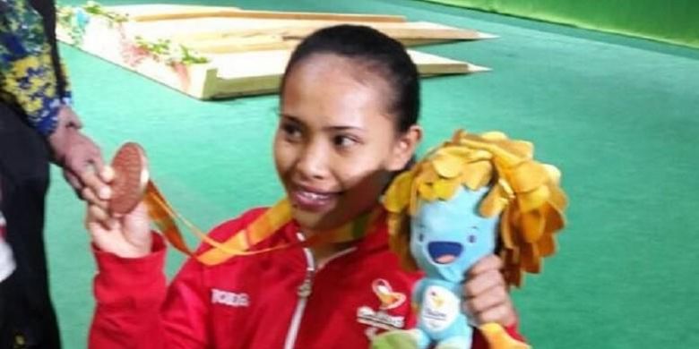 Atlet angkat berat Indonesia, Ni Nengah Widiasih, berpose setelah meraih medali perunggu pada ajang Paralimpiade 2016 di Rio de Janeiro, Brasil, Jumat (9/9/2016).