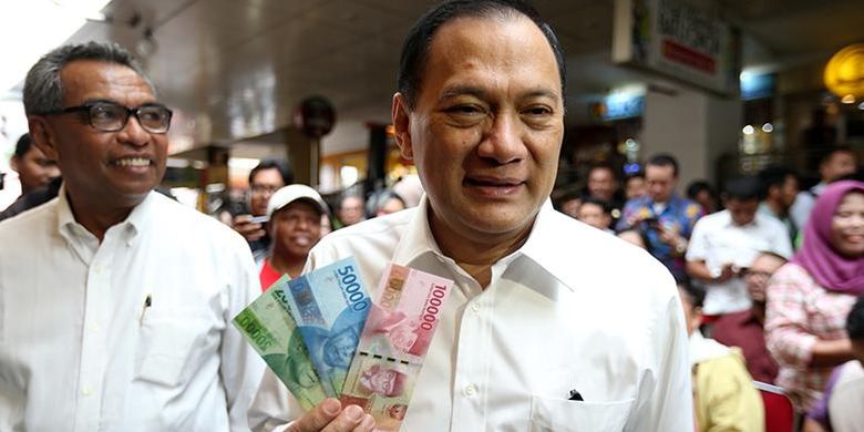 Gubernur Bank Indonesia Agus DW Martowardojo menunjukkan mata uang rupiah Negara Kesatuan Republik Indonesia (NKRI) tahun emisi 2016 di Blok M Square, Jakarta, Senin (19/12/2016). 