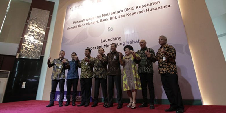 BPJS Kesehatan menandatangani MoU dengan tiga institusi untuk menciptakan terobosan solusi kemudahan pembayaran iuran JKN-KIS untuk masyarakat di kantor pusat BPJS Kesehatan, Jakarta, Senin (18/12/2017).