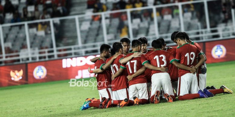 Para pemain timnas u-19 Indonesia berkumpul di dalam lapangan jelang laga kontra timnas u-19 Jepang di Stadion Utama GBK, MInggu (25/3/2018).