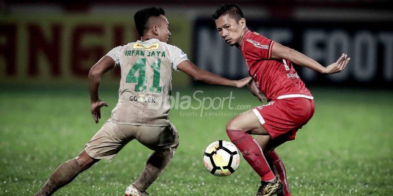 Bek senior Persija Jakarta, Ismed Sofyan dikawal pemain Persebaya, Irfan Jaya, di Stadion PTIK, Jakarta, Selasa (26/6/2018).