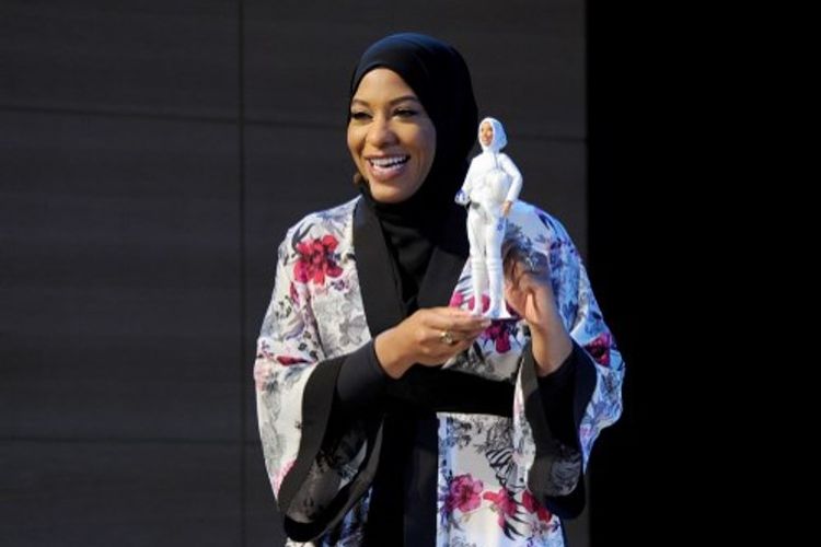 Atlet anggar AS Ibtihaj Muhammad memamerkan boneka Barbie berhijab.