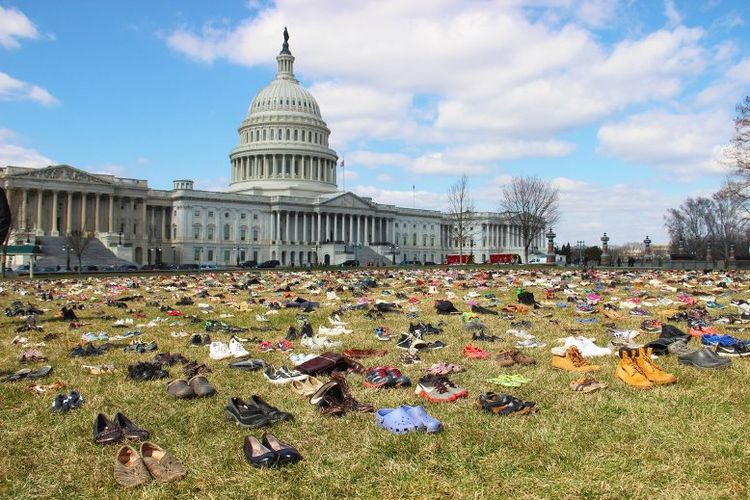 Sebanyak 7.000 pasang sepatu memenuhi lapangan Gedung Capitol di Washington DC, Amerika Serikat, Selasa (13/3/2018). (Twitter/Congressman Tim Ryan)