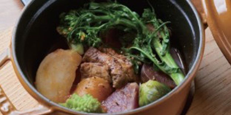 Masakan nabe ala Perancis, Cocotte, yang dibuat dengan menggunakan bahan-bahan lokal seperti sayuran yang diproduksi di Kamakura, Prefektur Kanagawa, selatan Tokyo, Jepang.
