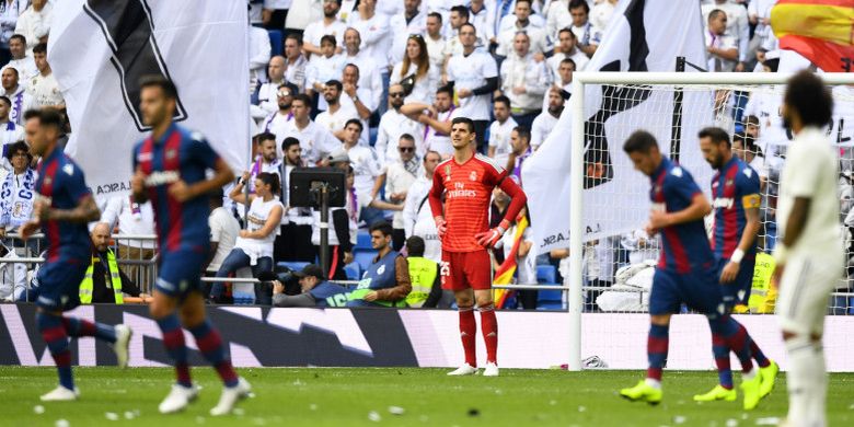 Kiper Real Madrid, Thibaut Courtois, bereaksi setelah gawangnya dijebol pemain Levante, Jose Luis Morales, dalam lanjutan Liga Spanyol di Stadion Santiago Bernabeu, 20 Oktober 2018.
