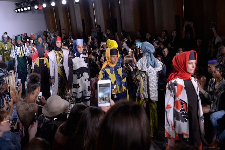 Para model berjalan di catwalk memakai koleksi busana Dian Pelangi SS18 dalam gelaran  Indonesian Diversity fashion show dalam New York Fashion Week di The Gallery at The Dream Downtown Hotel, 7 September 2017. 