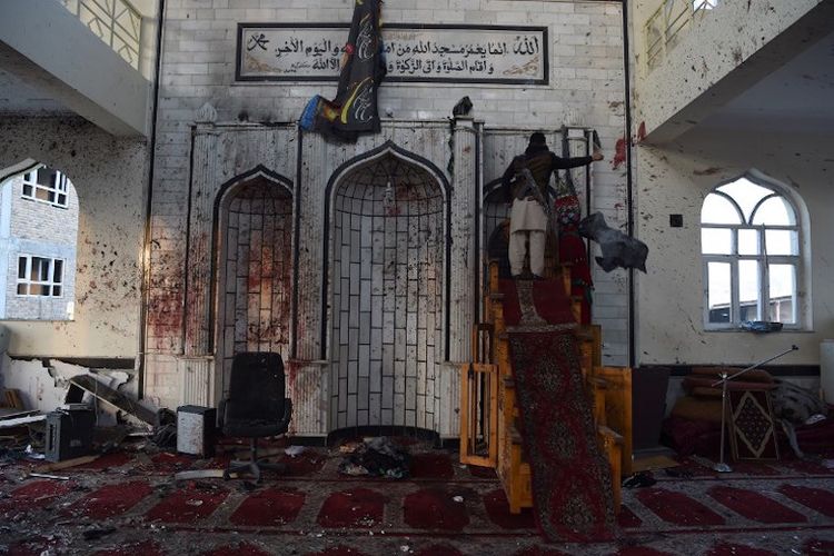 Seorang warga Afghanistan sedang memeriksa masjid Imam Zaman yang dijadikan sasaran serangan bom bunuh diri di Kabul, Jumat (21/10/2017). 