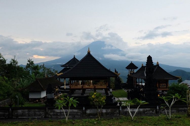 Gunung Agung dilihat dari Pura Lempuyang Luhur, Karangasem, Bali.