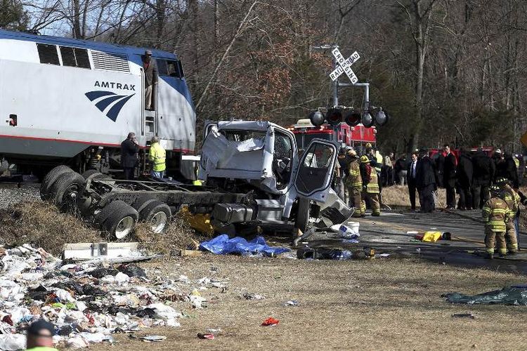 Kereta api sewaan yang mengangkut anggota Partai Republik mengalami tabrakan dengan truk sampah di Corzet, Virgina, Amerika Serikat, Rabu (31/1/2018). Satu orang dilaporkan tewas. (AP Via NBC News)