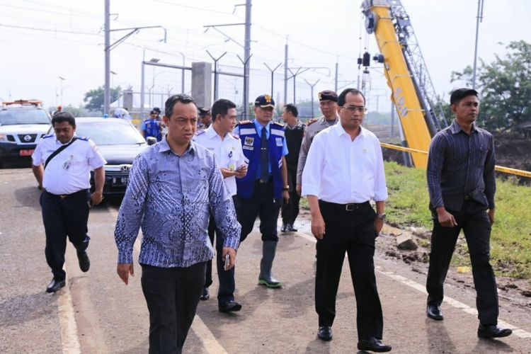 Menhub Budi Karya Sumadi sambangi lokasi ambrolnya tembok Jalan Perimeter Selatan Bandara Soekarno-Hatta, Rabu (7/2/2018).