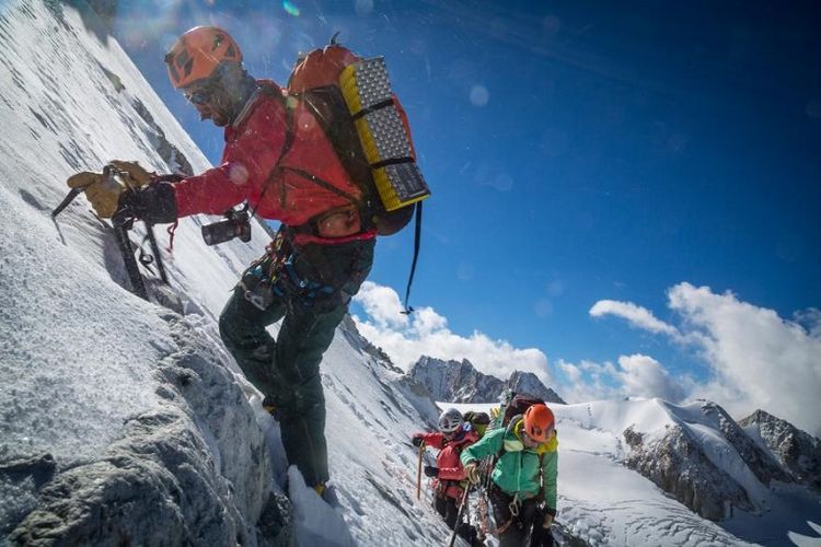 Tim pendaki Gunung Hkakabo Razi dari North Face - National Geographic saat mendaki medan gunung yang bersalju. 