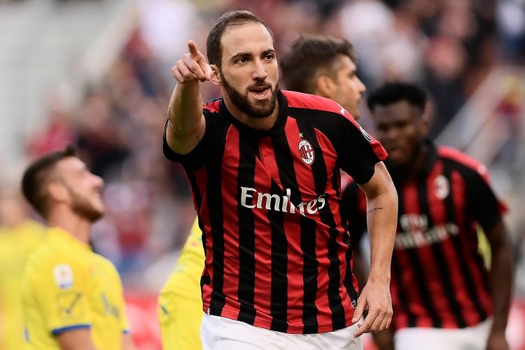 Gonzalo Higuain merayakan gol pada laga AC Milan vs Chievo Verona dalam lanjutan Serie A di San Siro, 7 Oktober 2018. 